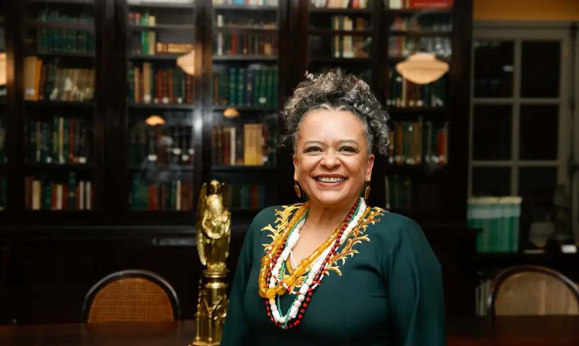 Sindilegis's tweet card. O Sindilegis felicita publicamente a escritora Ana Maria Gonçalves por sua posse na Academia Brasileira de Letras (ABL), ocorrida na noite da última sexta-feira (7), no Rio de Janeiro. Autora do...