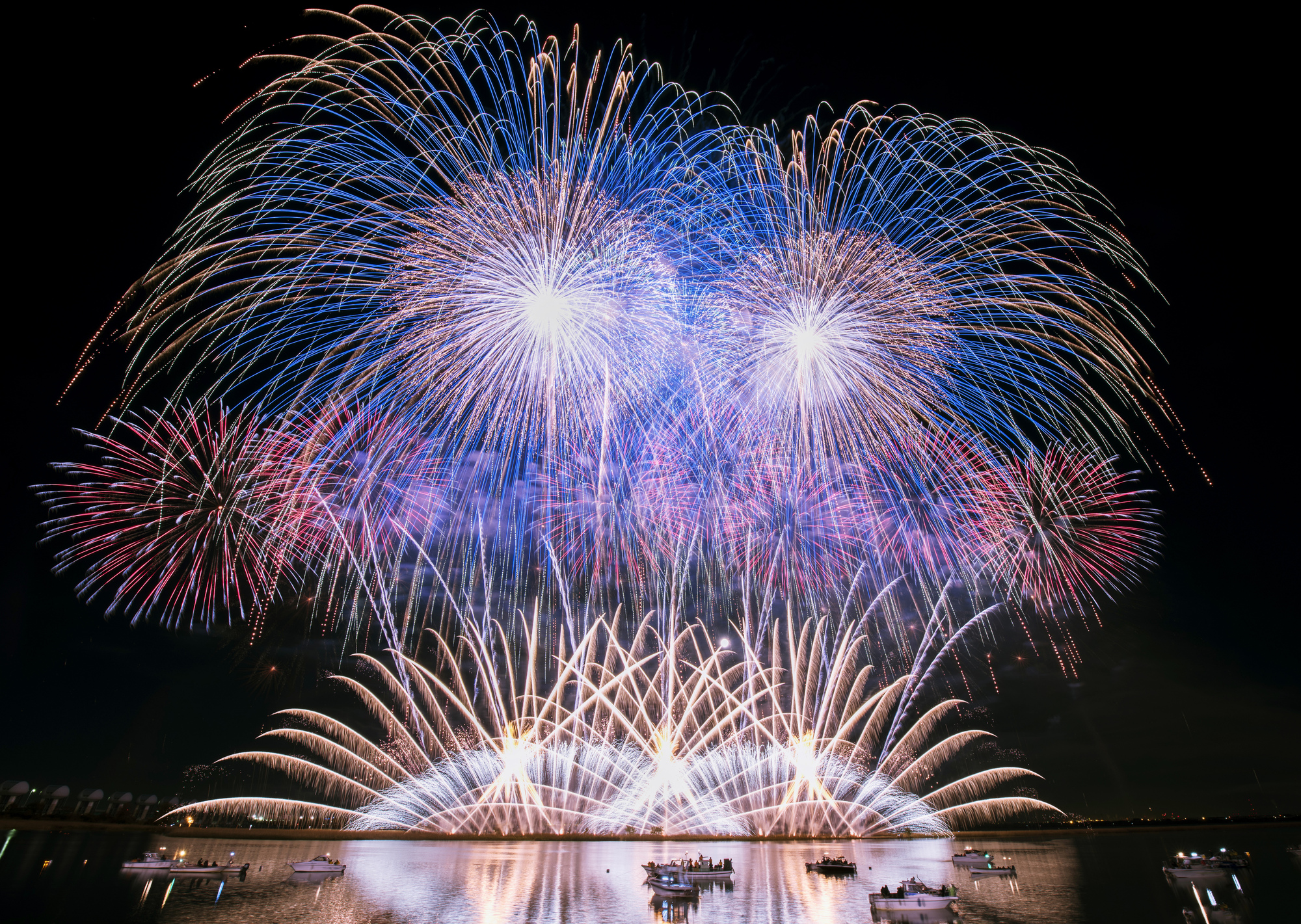 livecam_db's tweet card. 日本国内で実施される花火大会・花火打ち上げの様子をYouTubeなどライブ配信にて視聴できるライブカメラ一覧。