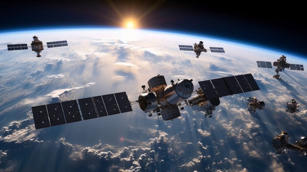 softonic's tweet card. A researcher specialized in satellites has discovered that about 170 Starshield satellites built by SpaceX for the National Reconnaissance Office (NRO