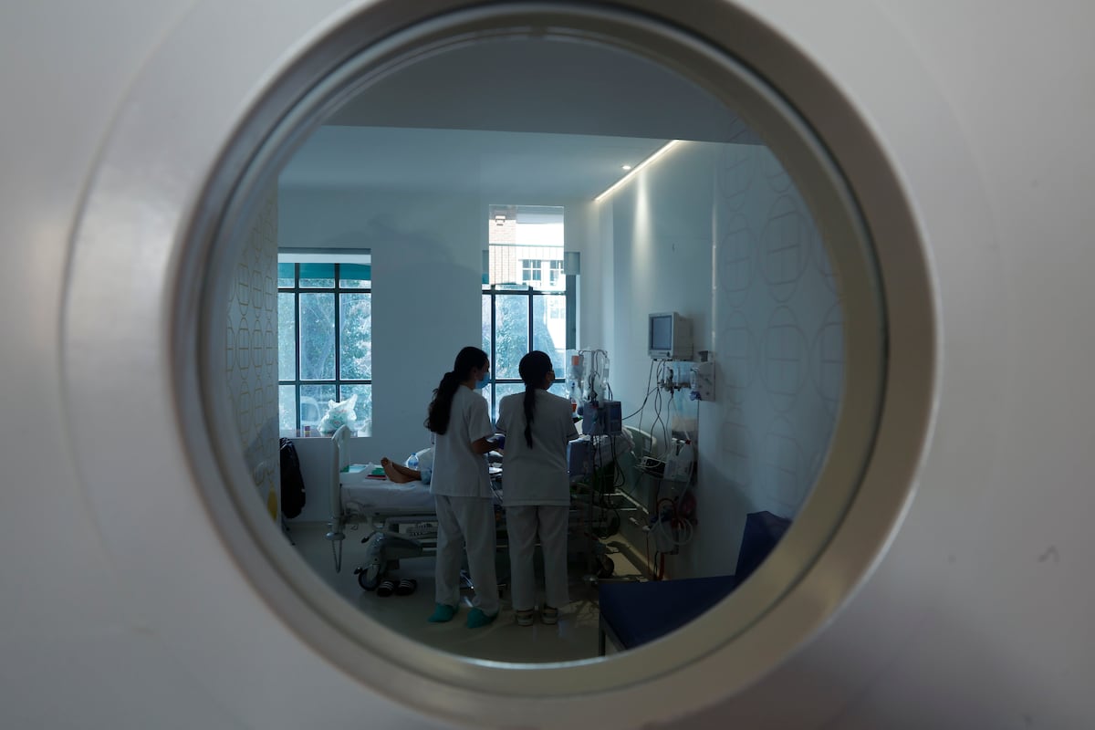 feminicidio's tweet card. Ocho de cada diez profesionales no denuncian porque desconocen el proceso o dudan de su eficacia, según una macroencuesta del Sindicato de Enfermería