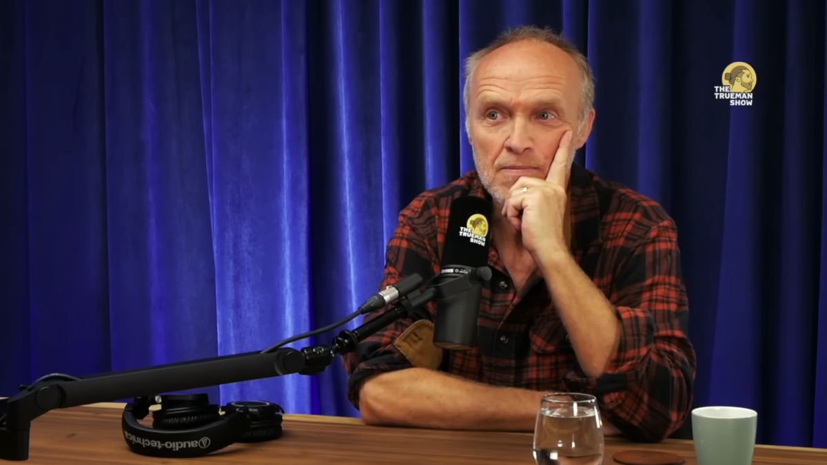 SillySigns1's tweet card. Stef Bos zegt hier wat veel mensen denken.