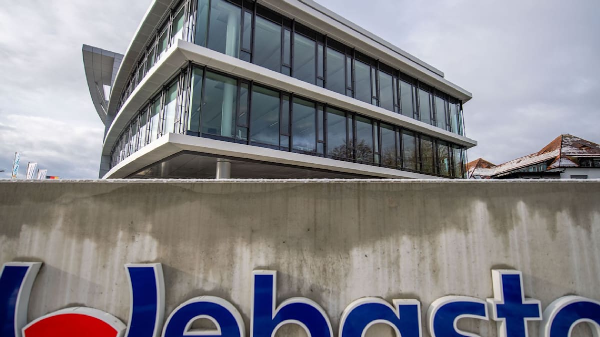 E_Boeminghaus's tweet card. Die Lage der deutschen Autoindustrie ist schlecht, Besserung scheint nicht in Sicht. Ein Unternehmen nach dem anderen baut Stellen ab.