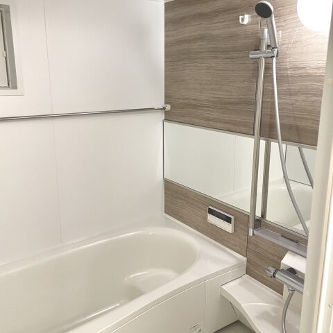 MbjoFDswzMHj4xS's tweet card. 新築や住宅改修、リフォームの際に浴室をどうしようかと悩む方が多いと思います。使いやすいく、快適なほうがいい。結論「広く！段差無し！滑りにくい床！引き戸！手すり！付属品無し！ストレート」