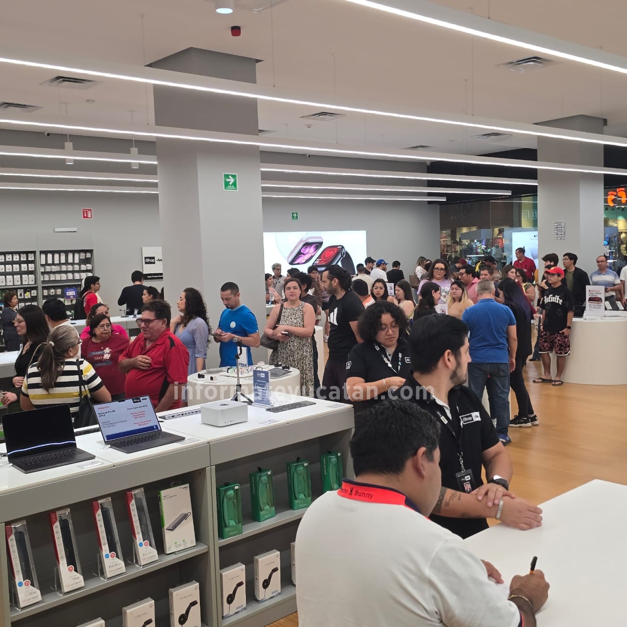 INFORMATYUC's tweet card. Centros comerciales reportan incremento hasta del 50% en sus instalaciones. Mérida, Yucatán ,180de noviembre de 2025.- Durante el fin de semana, los centros comerciales de Yucatán registraron un...