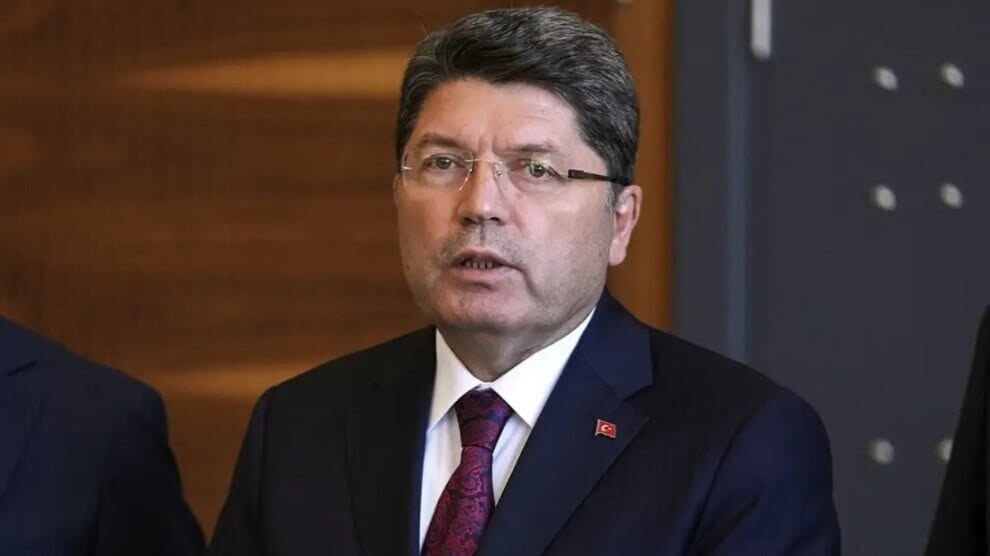 PYD_Rojava's tweet card. صرّح وزير العدل يلماز تونج إنه يمكن لـ اللجنة البرلمانية زيارة إمرالي في سياق القرار التي تتخذها اللجنة. تحدث وزير