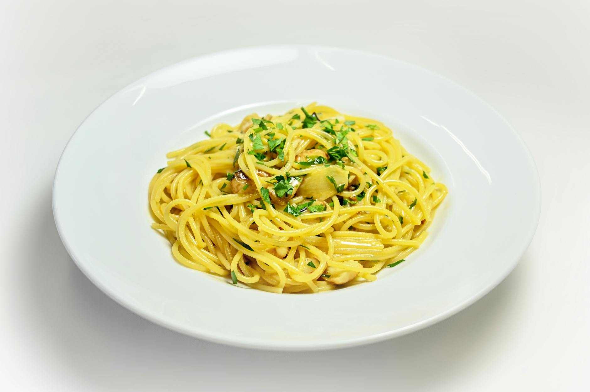 ZaZaRecipes's tweet card. Discover the classic Spaghetti Aglio e Olio recipe – a simple, flavorful Italian dish with garlic, olive oil, and a hint of spice.