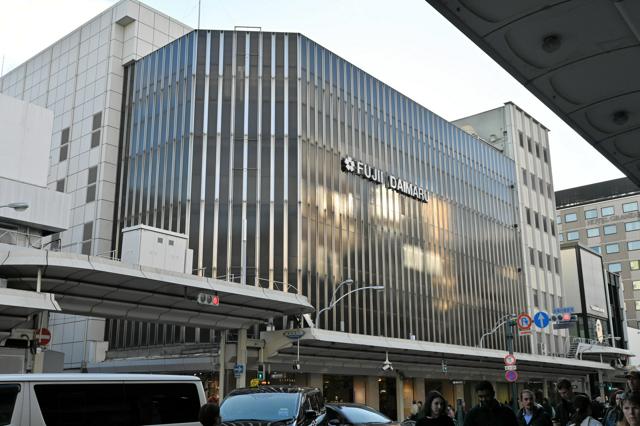 minamicci's tweet card. 　京都・四条通のランドマークの一つ、百貨店の藤井大丸（京都市下京区）が、2026年5月6日の営業を最後に本館を一時休館し、全面改装工事に着手する。同社が10日発表した。30年度中の再オープンをめざす