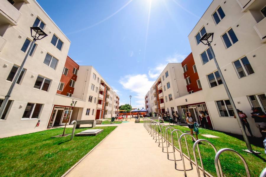 ladiscusioncl's tweet card. Según el reporte de octubre, el Plan de Emergencia Habitacional lleva 9.117 viviendas entregadas en Ñuble, lo que representa un 139% de la meta comprometida, siendo la 3° región con mayor avance de…