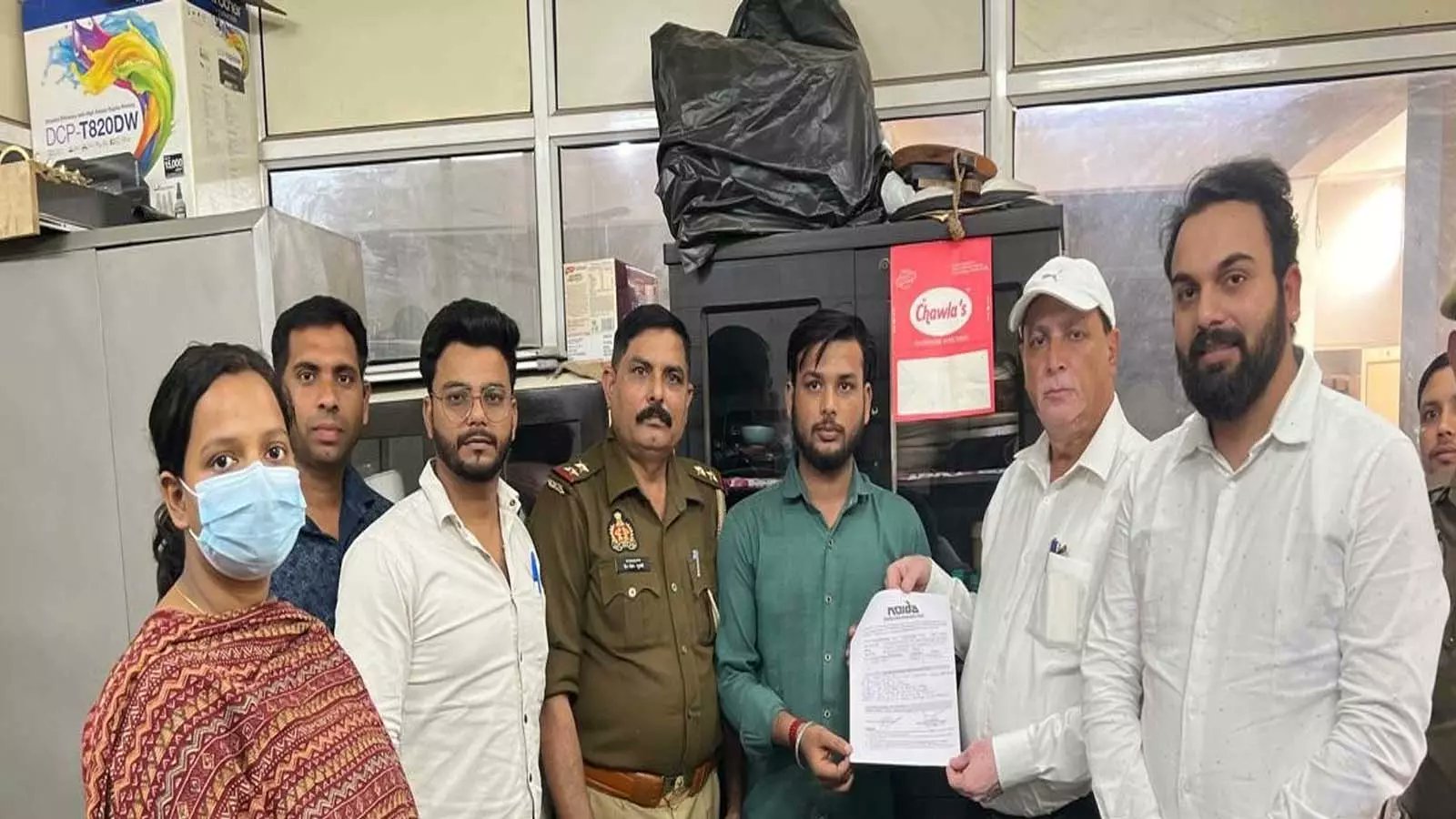 manishsingh981's tweet card. ​नोएडा प्राधिकरण ने सेक्टर-72 के सफार्बाद गांव में एक क्लाउड किचन पर बड़ी कार्रवाई की। जांच में साफ-सफाई के मानकों के उल्लंघन और सिंगल यूज प्लास्टिक के उपयोग का मामला सामने आया। प्राधिकरण ने चावला...