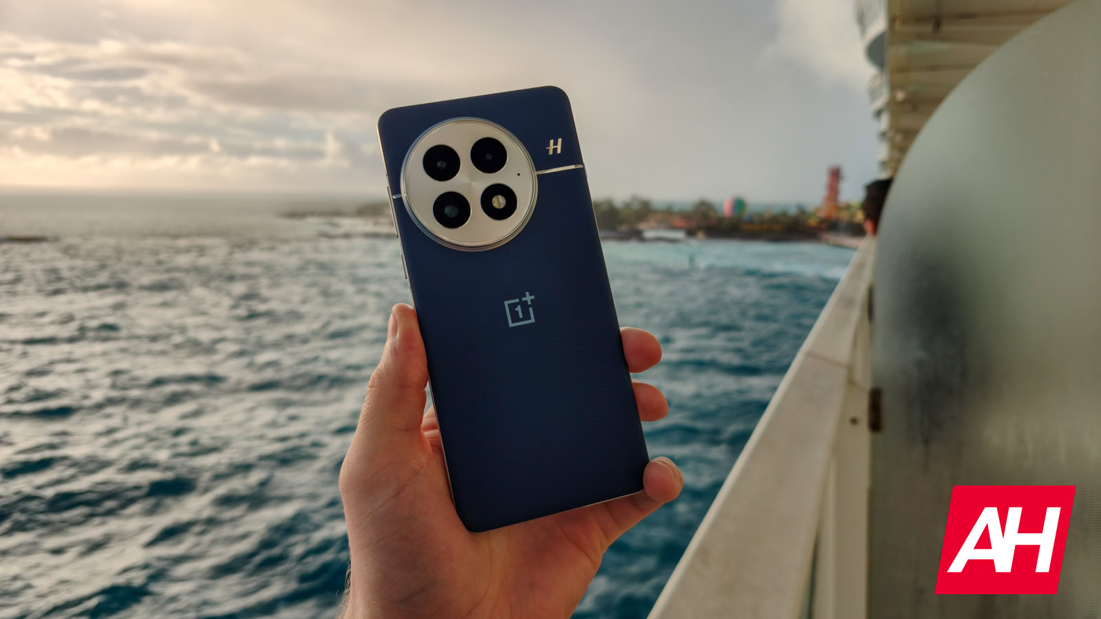 Androidheadline's tweet card. The OnePlus 13 is now getting a new update with useful tweaks and the latest Android security patch, for November.