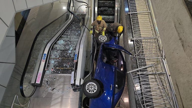 ABCDigital's tweet card. Una conductora perdió el control de su automóvil dentro de Shopping Fuente de San Lorenzo y atravesó los vidrios de acceso. El vehículo terminó incrustado en la zona de las escaleras mecánicas.