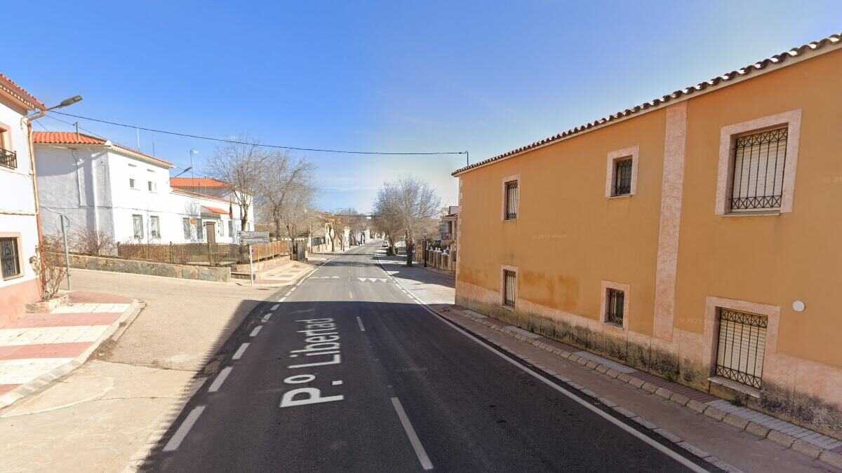 periodicoclm's tweet card. Ha ocurrido en torno a la una de la tarde en el municipio de Lezuza, apenas unos minutos antes de que otro trabajador también haya perdido la vida en Alcolea del Pinar por una caída en altura.