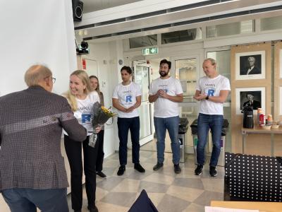 infomedia_uib's tweet card. Institutt for sammenlignende politikk får SV-fakultetets studiekvalitetspris 2024 for lavterskeltilbudet «Kodeklubben», hvor studenter får hjelp til å lære statistikkprogrammet R.