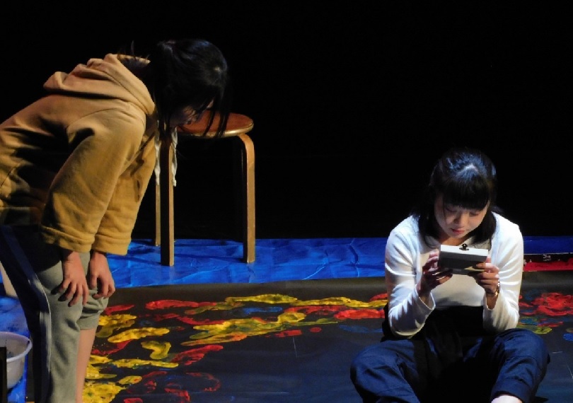 kangekizanmai's tweet card. 舞台は「自分とは何か」という問いを文字通り「へそを見つめて」考えている若者とそれに突っ込む友人の会話から始まる。はっきりと言葉にして悩める者、言葉を呑み込みながら様々経験する者、互いに“ままな...