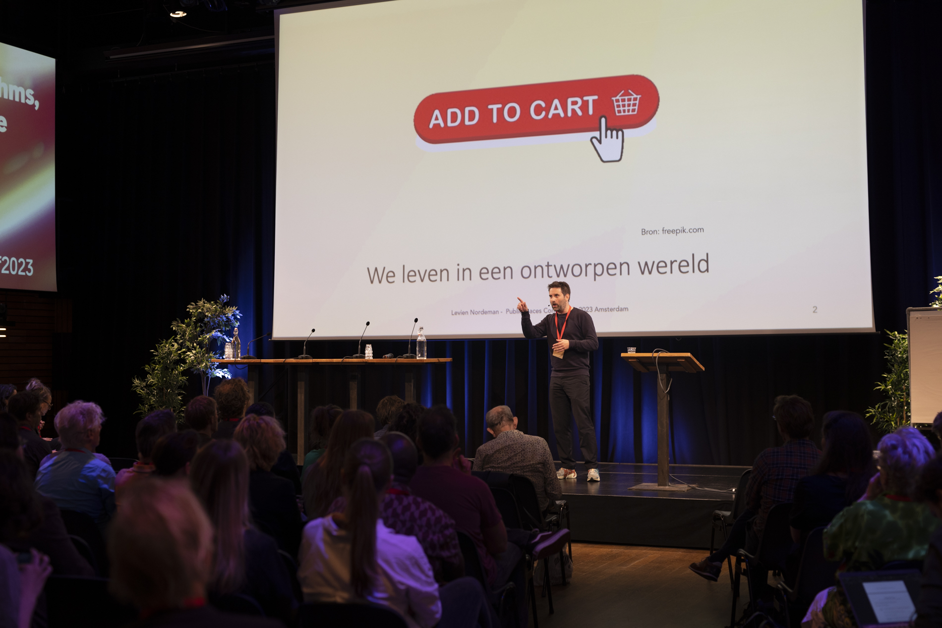 public_spaces's tweet card. Data zijn abstract, onzichtbaar en veelal ‘bezig’ op de achtergrond. Hoe kunnen we die data zichtbaar en tastbaar maken? Over deze vraagt buigt docent-onderzoeker en schrijver Levien Nordeman zich,...