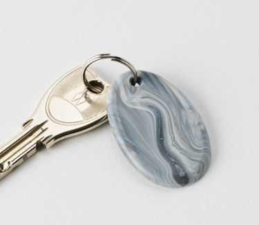 ParallelPlasti1's tweet card. 記事のポイント スマホケース販売の国内大手企業が、プラ廃棄物の100％リサイクルに動く プラ廃棄物を100％使