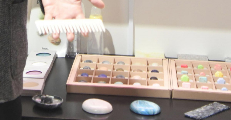 ParallelPlasti1's tweet card. スマートフォンケース「ｉＦａｃｅ（アイフェイス）」を主力にモバイルアクセサリー製造・販売を手がけるＨａｍｅｅ（ハミィ、小田原市）が、はやり廃りが激しい業界で再生プラスチックの利活用に挑戦している。再生プラの売買を仲介するＥＣサイトを昨年５…