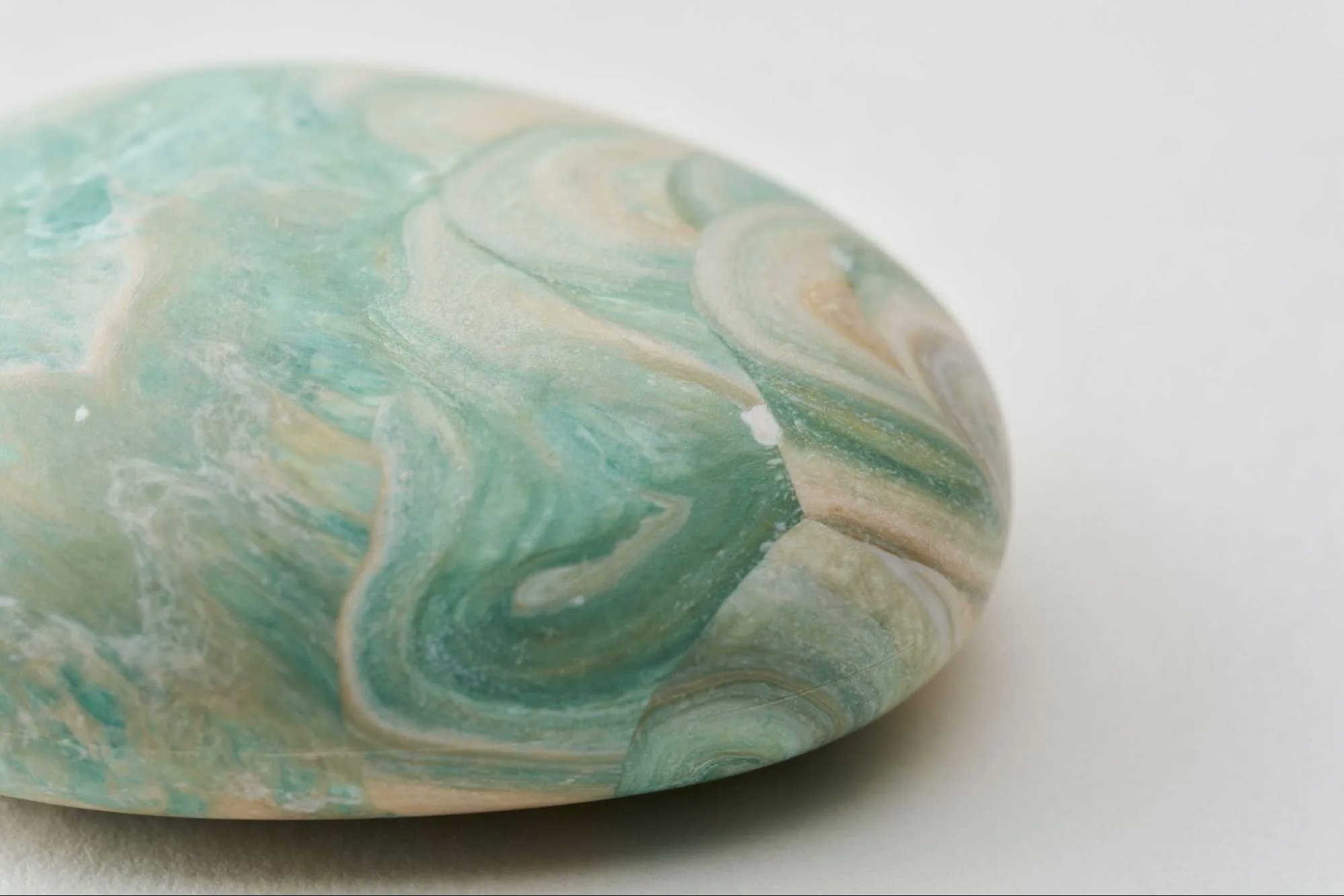 nagaku_jp's tweet card. Hamee株式会社が2023年5月に立ち上げた「Parallel Plastics（パラレルプラスティックス）」は、従来のリサイクル概念を根本から覆す、画期的なサービスだ。同サービスは、不要なプラスチック製品を100%リサイクルプラスチック...