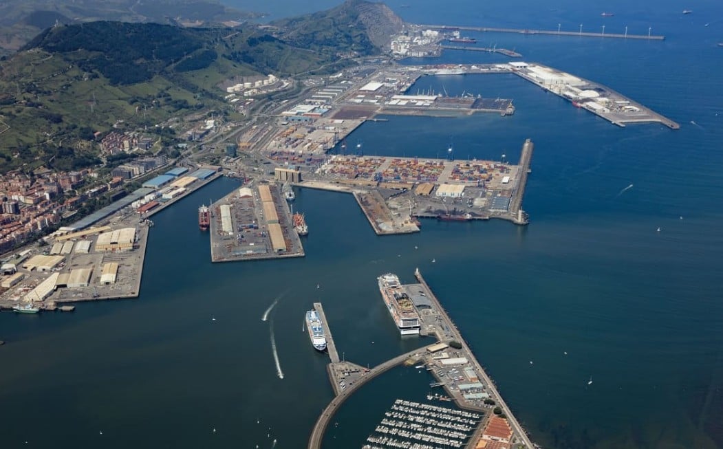 Tele7Noticias's tweet card. Coordinadora de Trabajadores de los Puertos de Bilbao (CTPB) informa de que “pocos días después de que una trabajadora fuera arrollada por una máquina elevadora en el puerto de Bilbao tenemos...