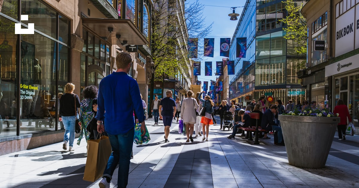 design_hue's tweet card. Shopping Street in Stockholm – Scarica questa foto di Tomas Williams su Unsplash