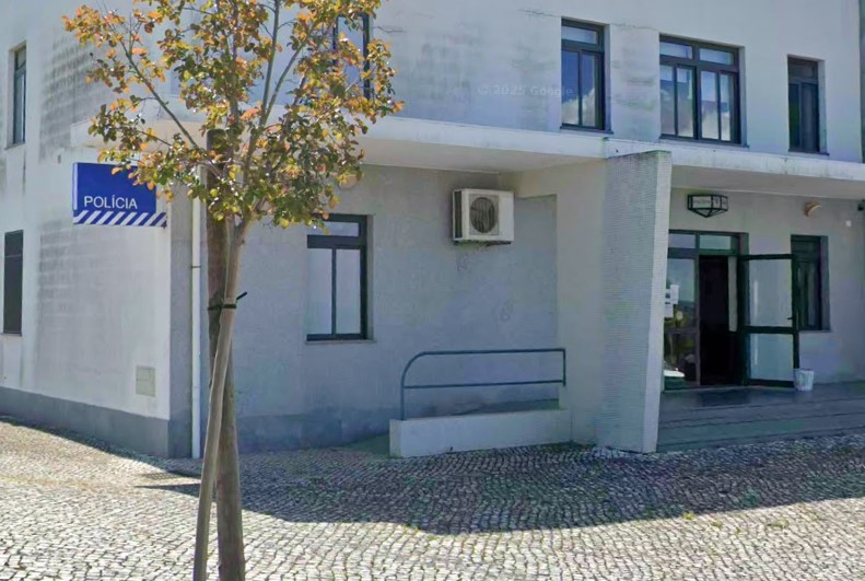 mariamanuelaCl1's tweet card. Um homem, de 54 anos, foi detido pela Polícia de Segurança Pública de Abrantes, acusado de furto. Durante as diligências de investigação, foi detetado que o indivíduo possuía passaportes falsos...