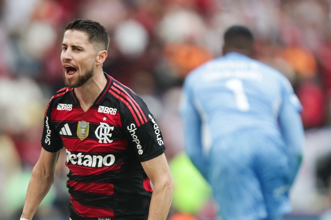 gazetaesportiva's tweet card. O meio-campista Jorginho, autor do segundo gol do Flamengo na vitória sobre o Palmeiras, alcançou 85% de aproveitamento em pênaltis.