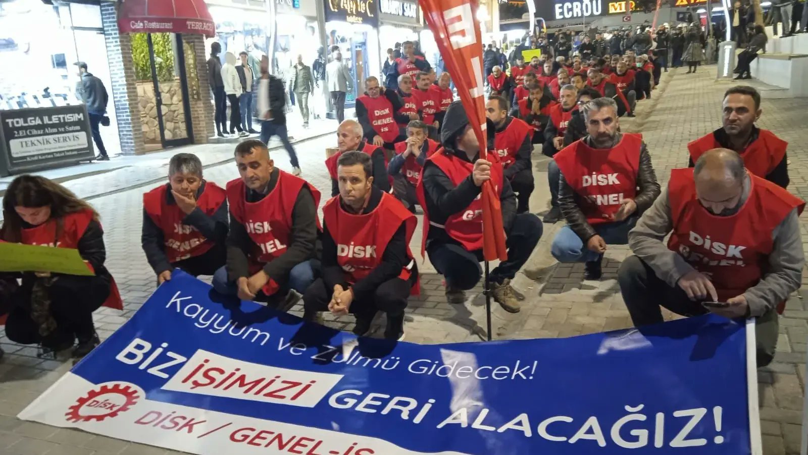 uid_der's tweet card. Van Büyükşehir Belediyesi’nde kayyum yönetimi tarafından işten atılan, Genel-İş Sendikası üyesi 7’si engelli 223 işçisinin işe iade talebiyle yürüttüğü mücadele devam ediyor. Türk-İş’e bağlı Koop-İş...