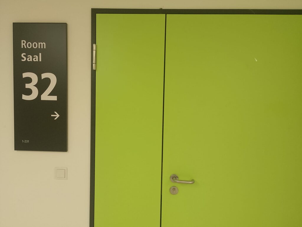 SuroAlex's tweet card. Der frühere Kabinettschef Walter Gehr wurde bei der Besetzung des Leitungspostens des Kulturforums Paris diskriminiert und klagt deshalb das Außenministerium.