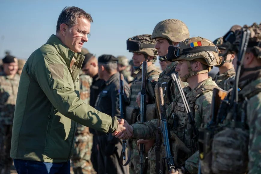 7MediaRomania's tweet card. Ministrul Apărării, Ionuț Moșteanu, a contestat vehement, marți, ideea vehiculată în coaliția de guvernare privind o tăiere de 10% din fondul de salarii aplicată întregului sistem bugetar. Moșteanu a...