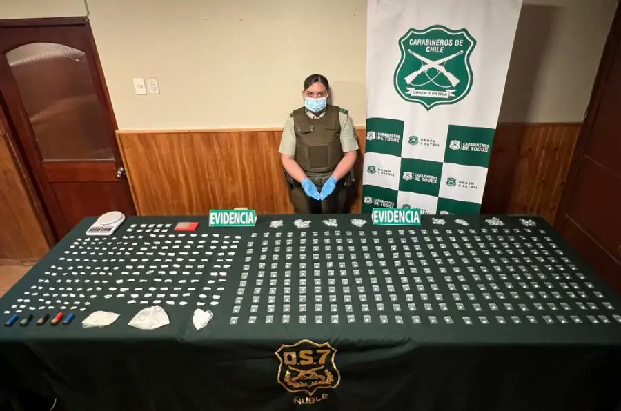 ladiscusioncl's tweet card. La jornada de este lunes, Carabineros del OS7 Ñuble detuvo a dos personas en el sector poniente de Chillán, e incautó más de 350 dosis de metanfetamina, un hallazgo que por primera vez se registra …