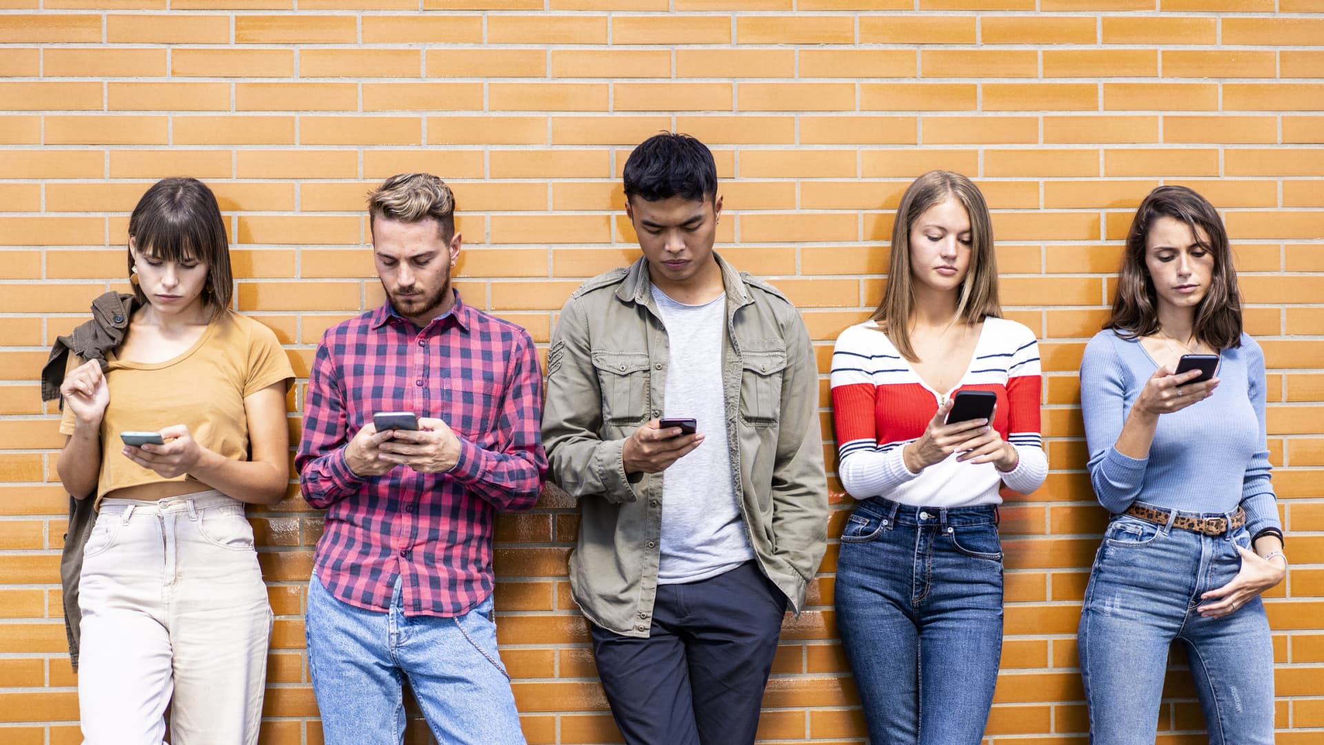 CNBC's tweet card. Young people are pushing typical investing strategies to the side, instead favoring higher-risk alternatives.