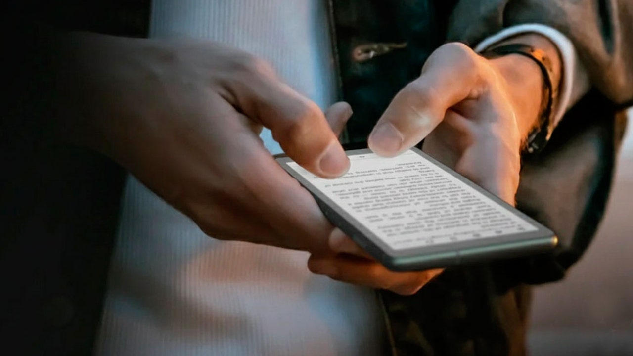 BauldeLecturas's tweet card. Se mueve en la difusa línea que divide a los smartphones de los libros de tinta electrónica.