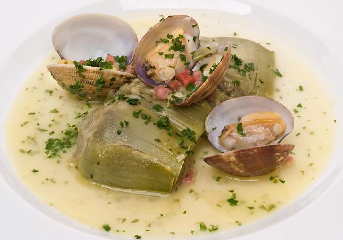 alcachofa_es's tweet card. Puede que nos «suene» extraño, pero es un plato de muy buen resultado. Estas alcachofas con almejas nos dejarán en el paladar lo mejor de la hortaliza y también, lo más p