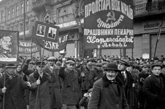 istpravda88's tweet card. 80 років тому, 17 вересня 1939 року, о п'ятій годині ранку, два угруповання радянських військ перетнули польський кордон, утворивши Український і Білоруський фронти. Читайте більше тут.