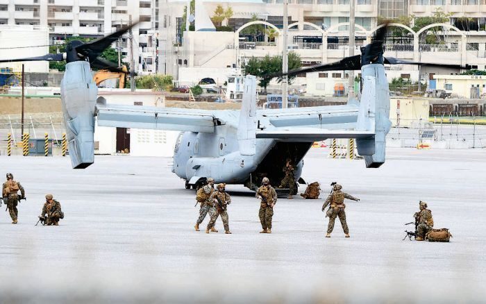 ryukyushimpo's tweet card. 港湾敷地に着陸したオスプレイから降り、銃を持って周囲を警戒する米兵＝2月、那覇市の米軍那覇港湾施設（喜瀬守昭撮影） 　2月に在沖米海兵隊が那覇港湾施設（那覇軍港）で航空機の離着陸を伴う訓練を実施したことを受け、城間幹子那 […]