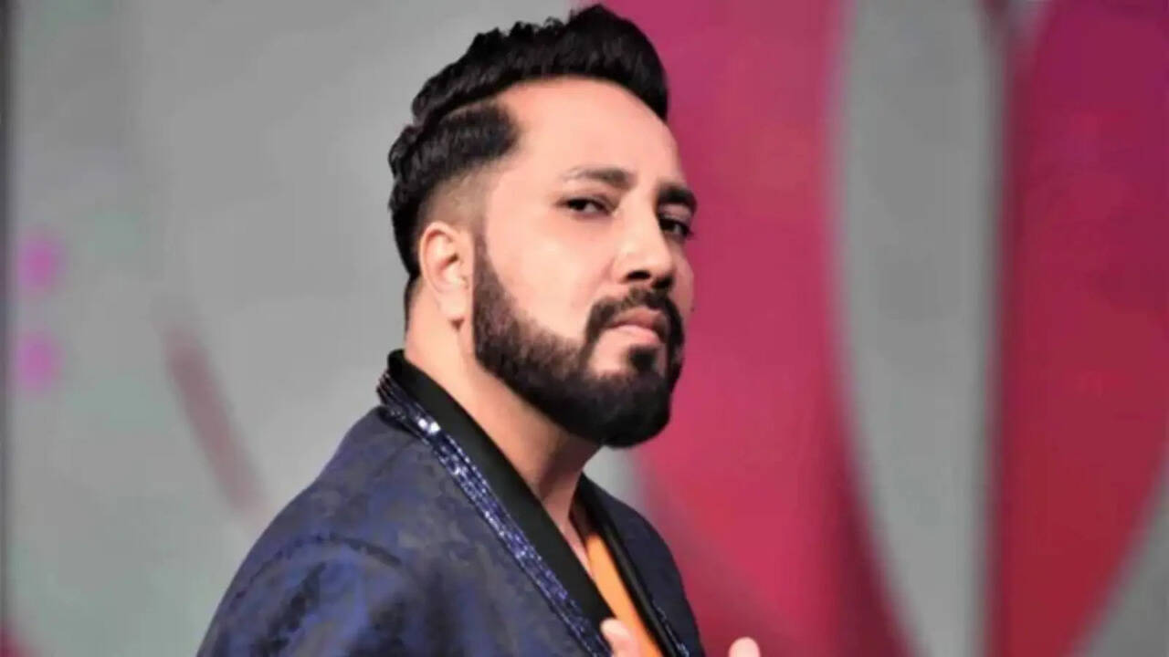 TimesNow's tweet card. Singer Mika Singh has cancelled his Delhi show following a tragic car blast outside Red Fort metro station. Read full story to know more, Bollywood, Times Now