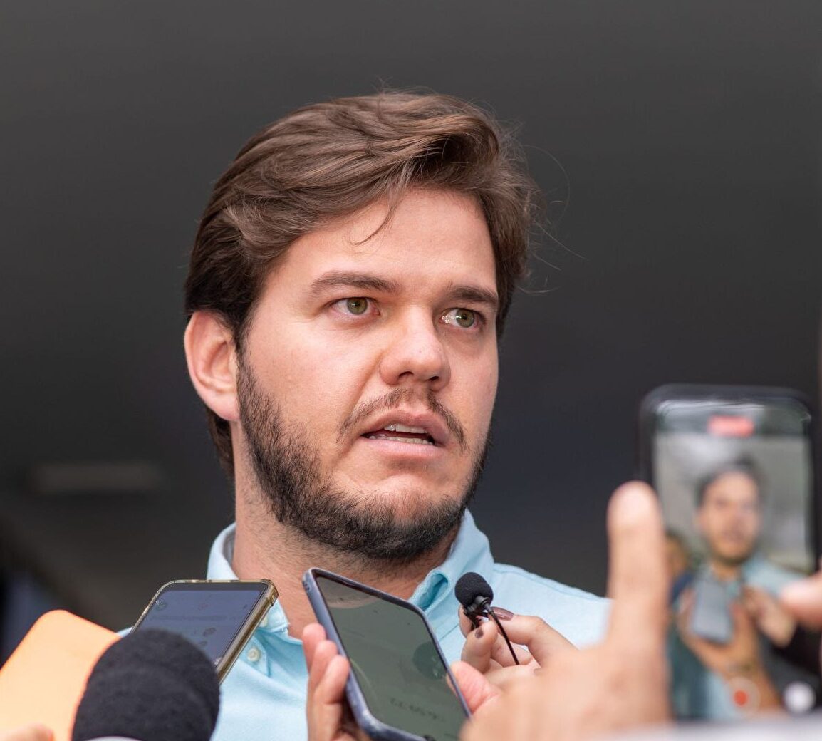 PoderParaiba's tweet card. Bruno Cunha Lima se pronunciou nesta terça-feira (18) sobre a crise na rede municipal de saúde e os atrasos salariais registrados em 2025