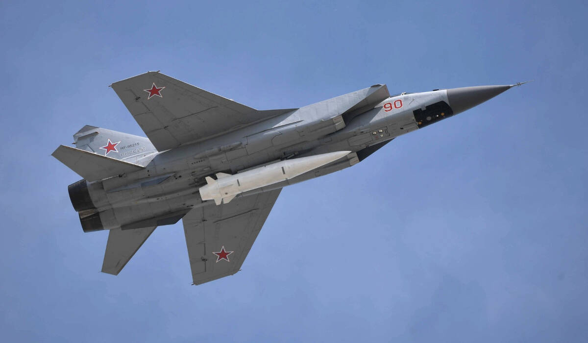 IntReporters's tweet card. Le FSB a révélé que l’Ukraine avait tenté de détourner un Mig-31 doté d’un missile hypersonique Kinjal, en soudoyant un soldat russe.