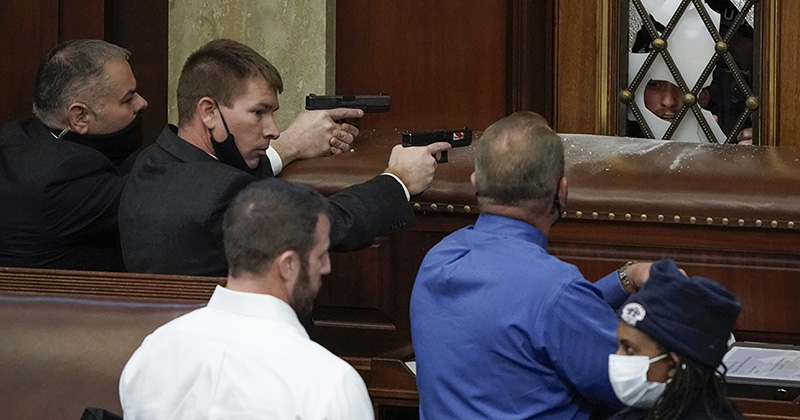 ilpost's tweet card. Centinaia di sostenitori di Donald Trump hanno occupato il Campidoglio interrompendo la ratifica della vittoria di Joe Biden: una donna è morta