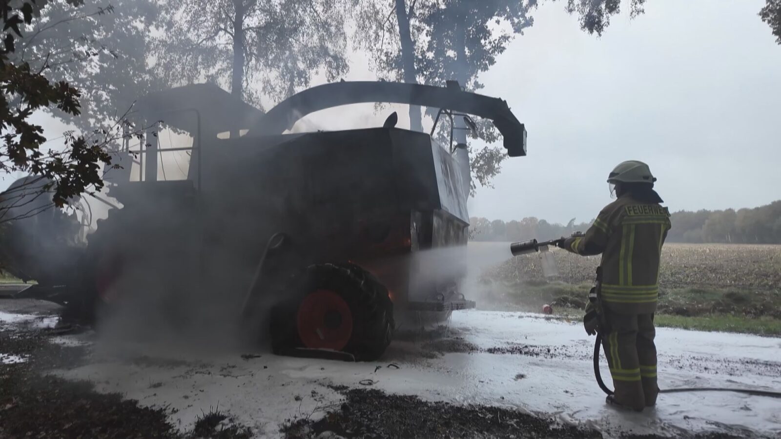 Delmenews's tweet card. Gesternnachmittag ist in Ganderkesee ein Maishächsler vollständig ausgebrannt. Gegen 17 Uhr bemerkte die Besatzung eines zufällig vorbeifliegenden Hubschraubers die starke Rauchentwicklung über einem...