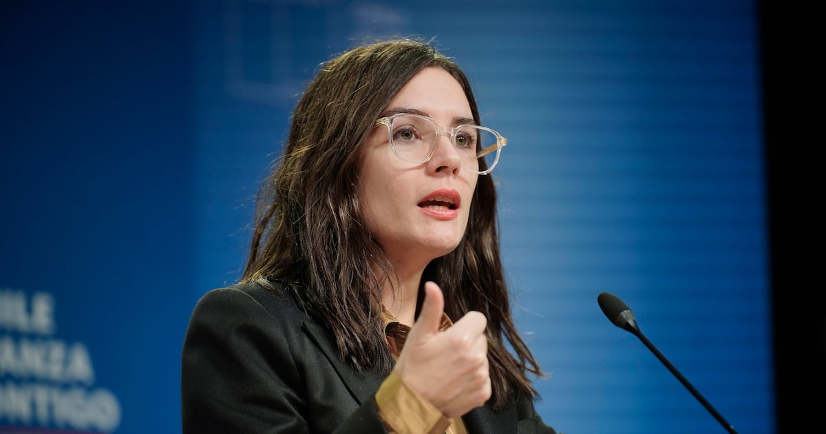 latercera's tweet card. “Esperamos que los aludidos se pronuncien, especialmente el señor Patricio Góngora Torreblanca, miembro del directorio de Canal 13″, dijo la vocera, Camila Vallejo.