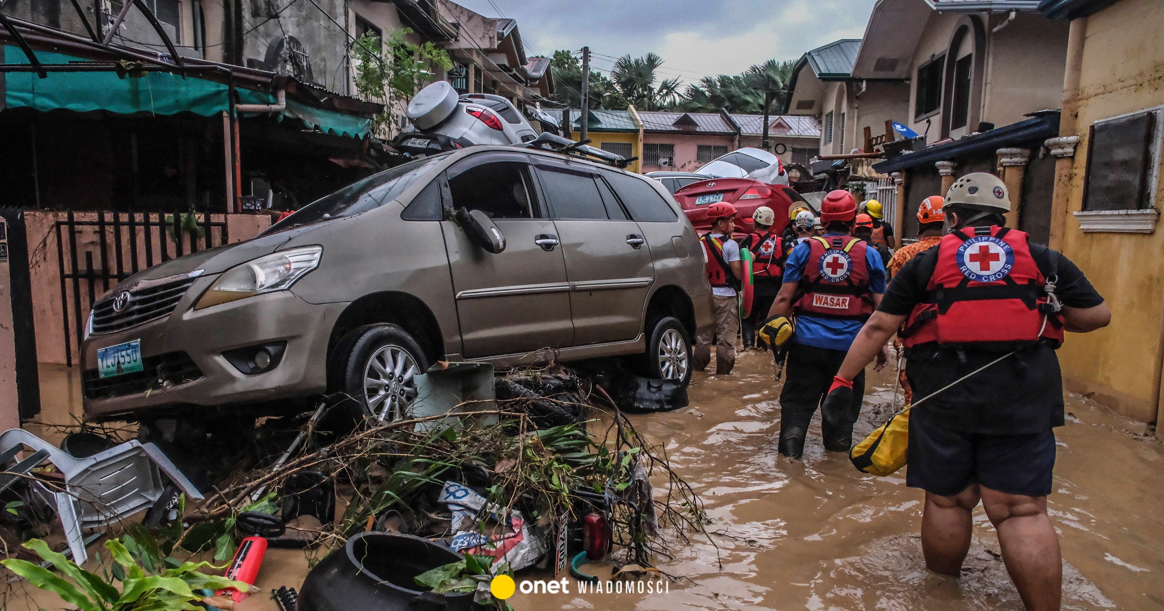 OnetWiadomosci's tweet card. Potężny tajfun Kalmaegi przeszedł nad centralnymi Filipinami, powodując śmierć co najmniej dwóch osób — podały we wtorek lokalne władze, dodając, że ewakuowano blisko 400 tys. mieszkańców. Wiatr w...