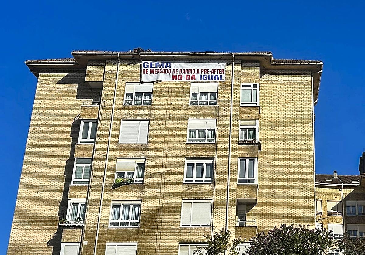 Abascal9's tweet card. La Comisión que se creó para defender el Mercado de la zona dice que ya ha recibido el requerimiento que les obliga a retirar la pancarta que colocaron denunciando la ape