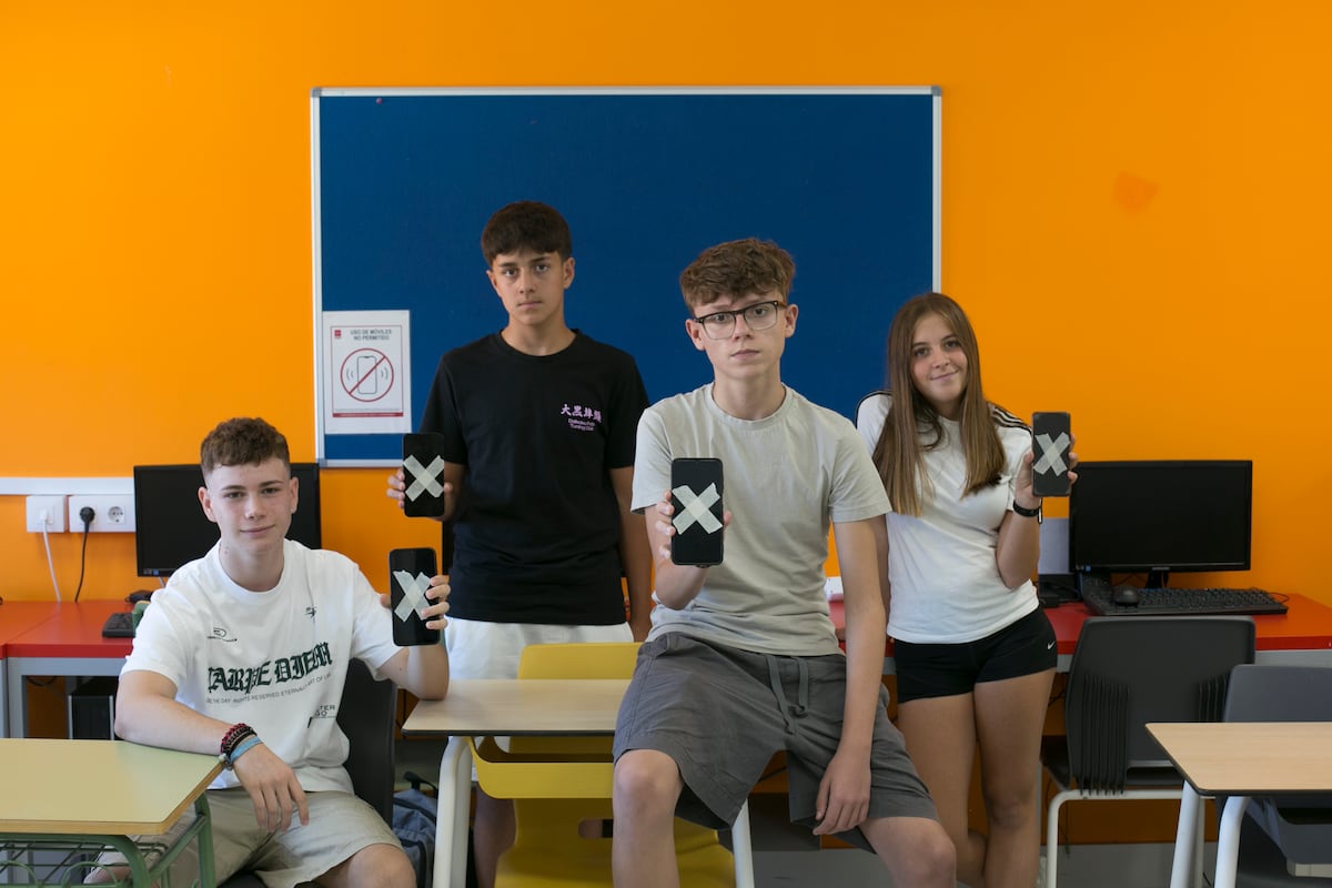 david_m2's tweet card. En Madrid se elimina este curso el uso individual de dispositivos digitales en los colegios. En secundaria deciden los centros, pero cada vez abogan más por limitar los teléfonos. Algunos hasta piden...