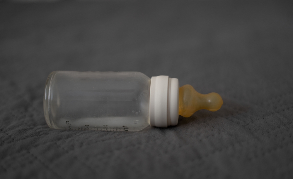 AboutLawsuits's tweet card. A New York woman's ByHeart class action lawsuit says the company needs to refund everyone who bought recalled infant formula for putting their children at risk of infant botulism.