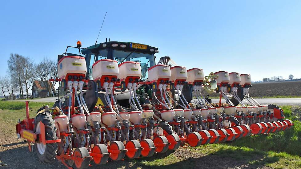 kramerstart's tweet card. Nadat alles bijgevuld was kon ik deze plaatjes maken van de John Deere 6130R met de Kramer Gaspardo ProSeeder Single zeer stabiele speciale zaaimachine met Startec-frontopbouw strooier.