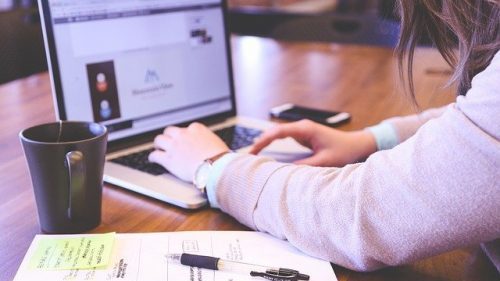 SDI_school's tweet card. Learn tips for studying at home effectively, from managing time to reducing distractions. Boost productivity with these simple strategies!