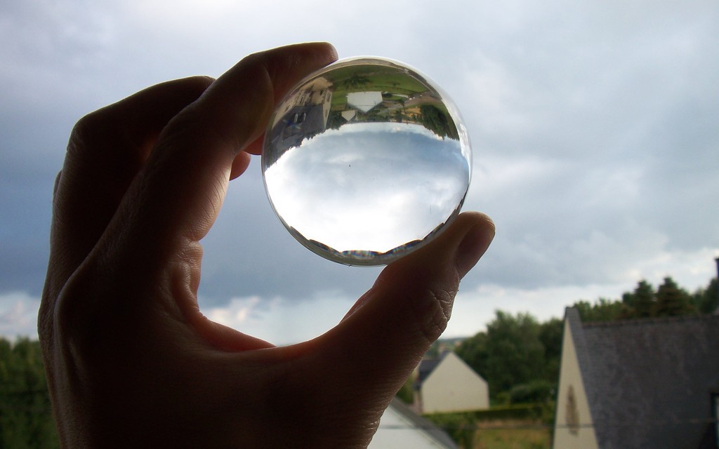 vishnugrg24's tweet card. This guide to the Singleton design pattern will help narrow down some appropriate scopes and uses, such as serialization and eager and lazy loading.