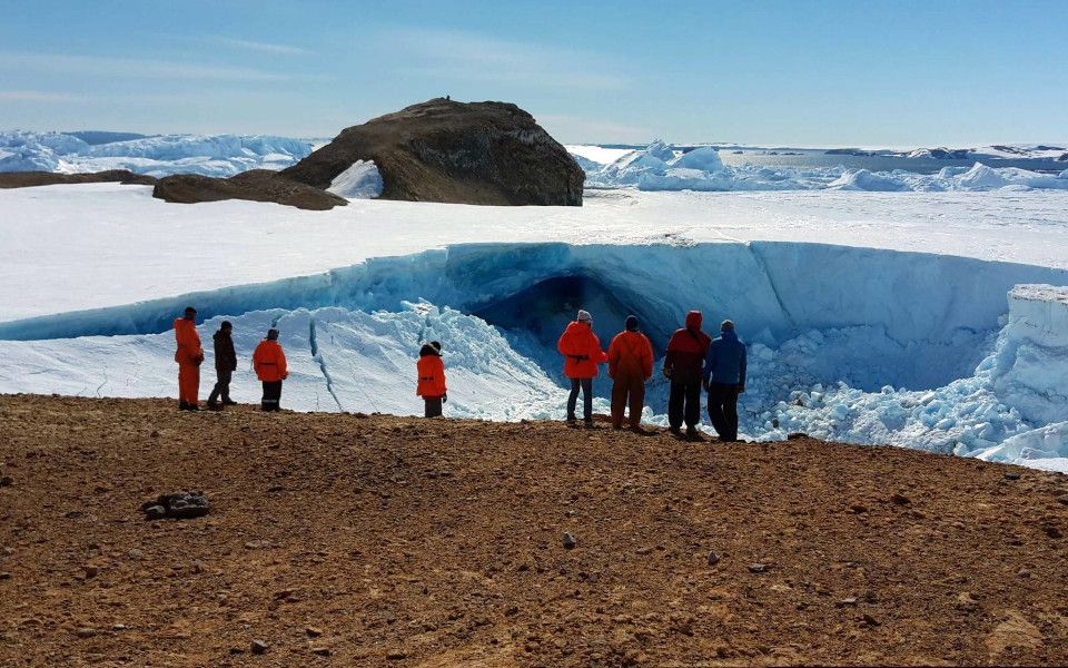 Money_Review_'s tweet card. Η Ελλάδα θα στείλει για πρώτη φορά επιστήμονες στην Ανταρκτική, οι οποίοι θα συμμετάσχουν στην επόμενη βουλγαρική αποστολή και θα ταξιδέψουν με το ερευνητικό σκάφος «Αγιοι Κύριλλος και Μεθόδιος». Τ