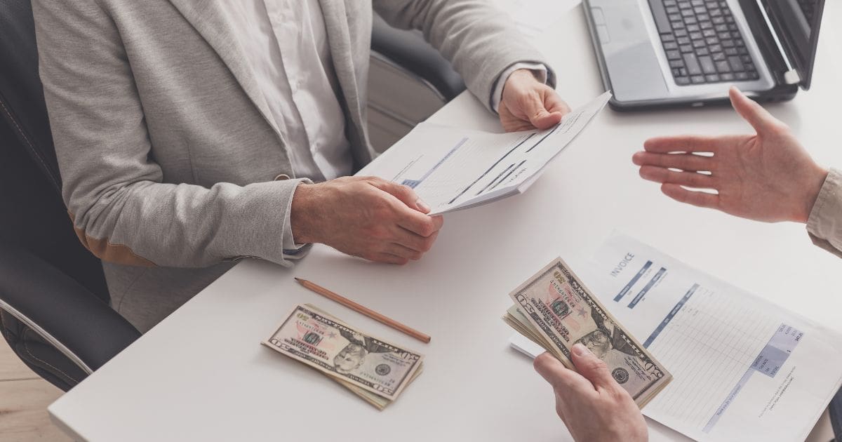 FactoringGuide's tweet card. Compare factoring and invoice discounting to find the best fit. Understand key differences, benefits, and risks.